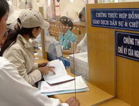 Giao dịch BĐS: Chứng thực đóng lệ phí ít hơn công chứng Giao dịch BĐS: Chứng thực đóng lệ phí ít hơn công chứng