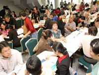 Chủ dự án căn hộ cao cấp tung chiêu hút khách