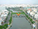 Nhà nổi đậu xe trên sông rạch