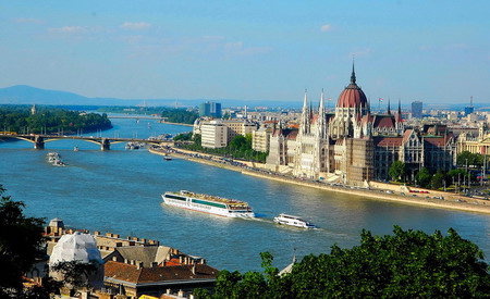 Theo dòng Danube xanh xanh