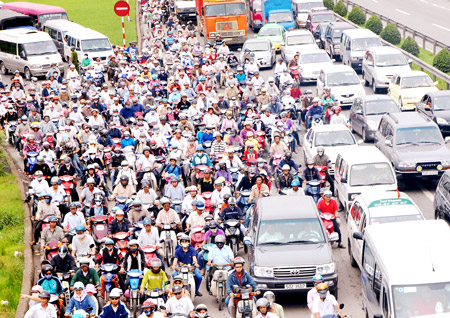 TPHCM ưu tiên đầu tư xe điện, đường trên cao và các nút giao thông