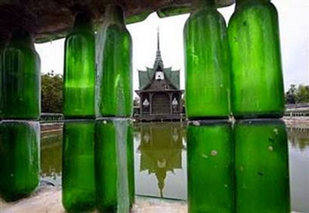 Ngôi đền được xây từ một triệu chai bia