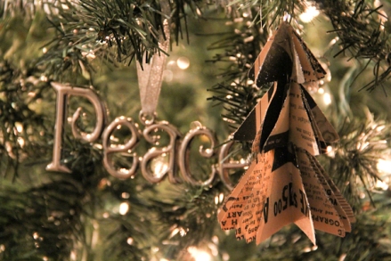 Tự làm cây thông Noel xinh xắn bằng báo cũ 