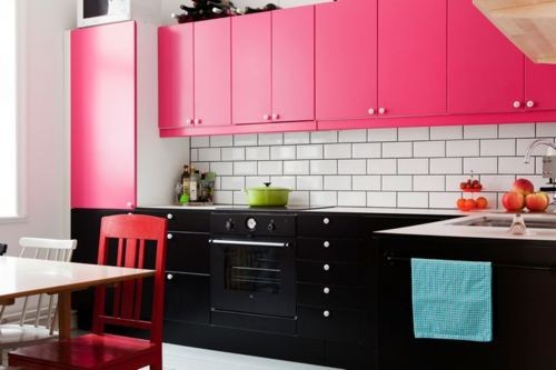 Phòng bếp tươi sáng với màu Neon