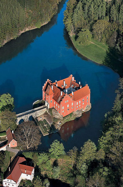 Những lâu đài tuyệt đẹp giữa hồ nước