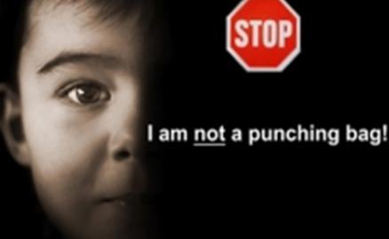 Poster với thông điệp ẩn dấu dành cho trẻ em bị bạo hành
