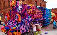 Đường phố ngập sắc màu với nghệ thuật đan len