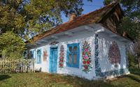 Ngôi làng phủ ngập sơn họa tiết hoa tinh tế