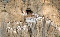 Ấn tượng tu viện cheo leo vách núi ở Ấn Độ