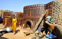 Nhà xây bằng phân bò "độc và đẹp" của bộ tộc Tây Phi