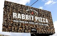 Bảng quảng cáo pizza làm từ xác thỏ gây sốc