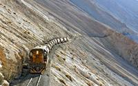 Vẻ hoang vu của tuyến đường sắt cổ chênh vênh lưng chừng núi