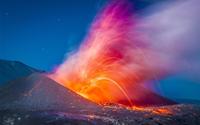 Choáng ngợp vẻ đẹp núi lửa phun trào cùng sấm sét