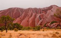 Khung cảnh hiếm thấy của những ngọn thác ở Uluru