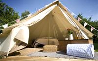 Cắm trại trong những chiếc lều đắt tiền ở Lễ hội Glastonbury