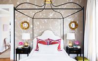Trang trí phòng ngủ nữ tính với thiết kế hoa lá cành trên nền lụa trắng