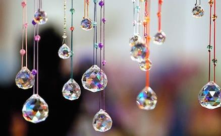 Treo đồ trang trí pha lê trong nhà như thế này mới đúng phong thủy
