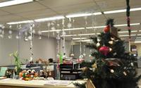 Văn phòng đơn điệu bừng sáng với 1001 kiểu trang trí Giáng Sinh