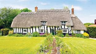Những ngôi nhà đẹp như tranh ở làng quê nước Anh