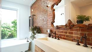 Phòng tắm ấm cúng với tường gạch thô mộc
