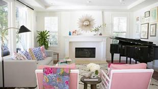 Những chiếc ghế hồng xinh xắn trong phòng khách