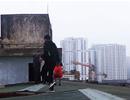 Chuyện lạ ở Thủ đô: Leo mái nhà chung cư để xuống đất