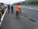 Ổ gà chi chít cao tốc 34.000 tỷ: Vá xong, tay không bóc nhựa sau mưa