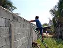 Dự án bít lối, dân leo tường ra biển