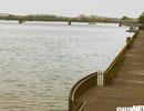 Cận cảnh cầu đi bộ lát gỗ lim siêu sang từng gây tranh cãi ở Huế sau khai trương
