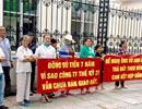 Đòi nhà 7 năm không được, khách căng băng rôn phản đối Bình Trưng Tây