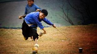 Những đứa trẻ đang đánh cù, một trò chơi phổ biến của trẻ em miền núi