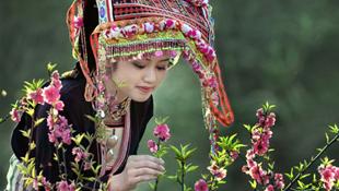 Thiếu nữ dân tộc xinh đẹp dịu dàng trong trang phục truyền thống ngày Tết